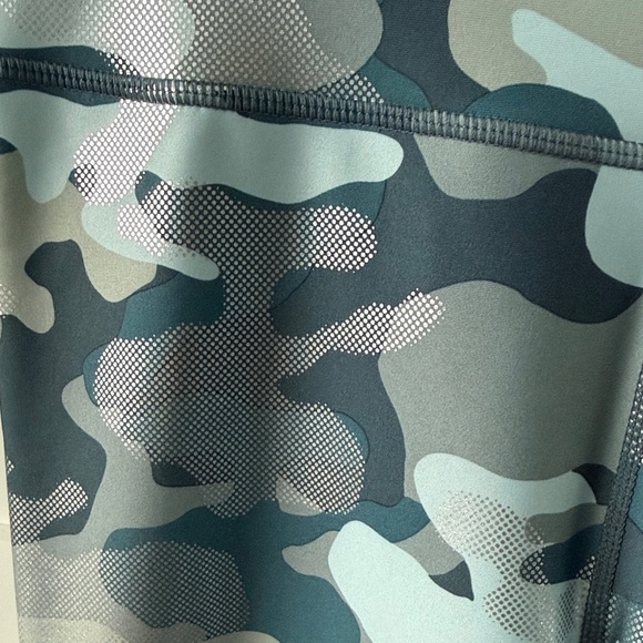 Carbon38 Camouflage Sports Bra and Leggings Set. - Picture 2 of 7